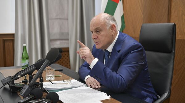 Успеть за два часа: Аслан Бжания ответил на вопросы журналистов Абхазии - Sputnik Абхазия