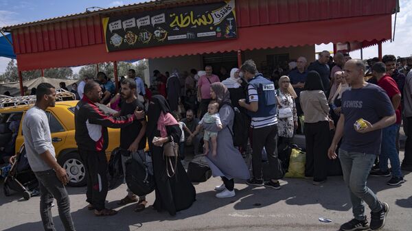 Палестинские беженцы у КПП Рафах на юге сектора Газа
 - Sputnik Абхазия