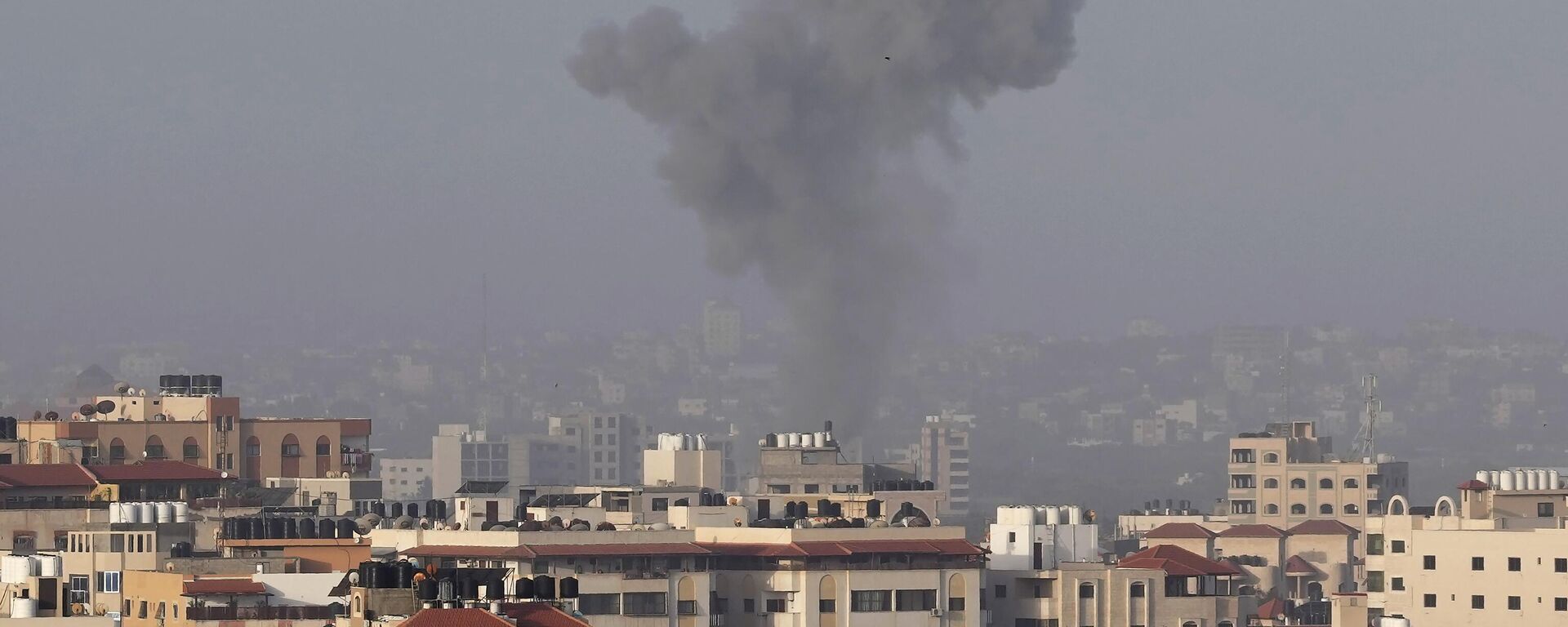 Дым поднимается после израильских авиаударов по военному лагерю ХАМАС в городе Газа. Архивное фото - Sputnik Абхазия, 1920, 31.10.2023