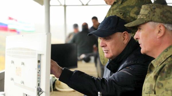 Аслан Бжания принял участие в командно-штабных мобилизационных учениях на полигоне Цабал - Sputnik Абхазия