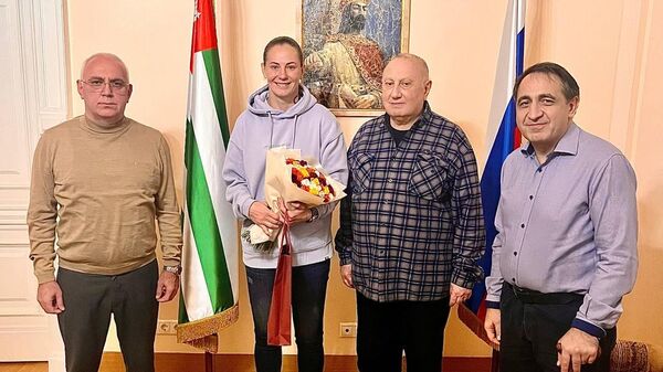 Алхас Квициниа поздравил футболистку Эльвиру Тодуа с победой в матче с Зенитом - Sputnik Абхазия