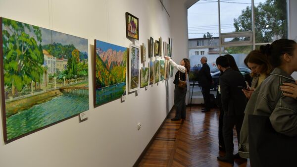 Выставка участников арт-пленэра Краски осени  - Sputnik Аҧсны