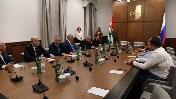 Абхазия подписала соглашение с инвестором о реконструкции Сухумского аэропорта - Sputnik Аҧсны