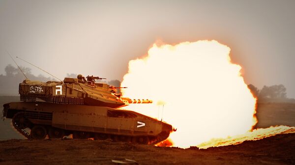 Израильский танк Меркава ведет огонь на учениях в районе Голанских высот. Израиль. - Sputnik Абхазия