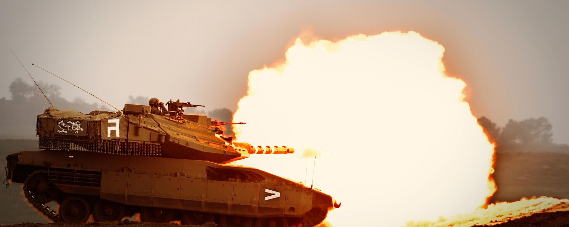 Израильский танк Меркава ведет огонь на учениях в районе Голанских высот. Израиль. - Sputnik Абхазия, 1920, 28.10.2023