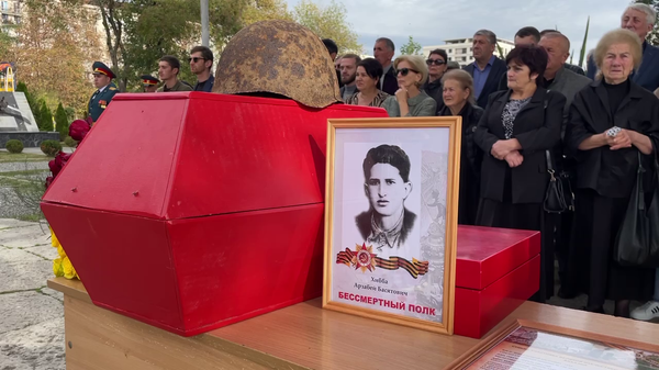 Останки красноармейца Арзабея Хибба, погибшего в Великой Отечественной войне, передали родственникам - Sputnik Абхазия