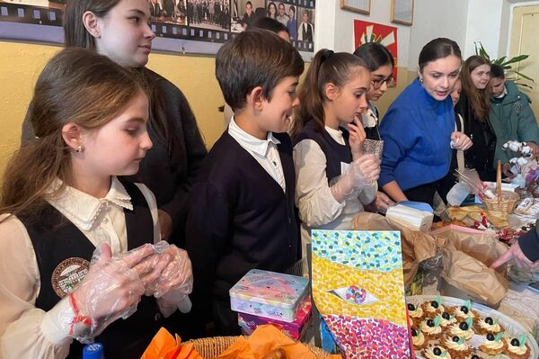 Ежегодная благотворительная акция Урок Добра, приуроченная ко Всемирному дню Доброты  прошла в Гудауте  - Sputnik Абхазия