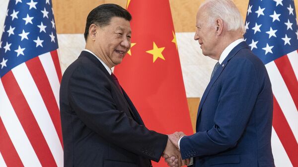 Президент США Джо Байден (справа) и президент Китая Си Цзиньпин пожимают друг другу руки перед встречей - Sputnik Абхазия