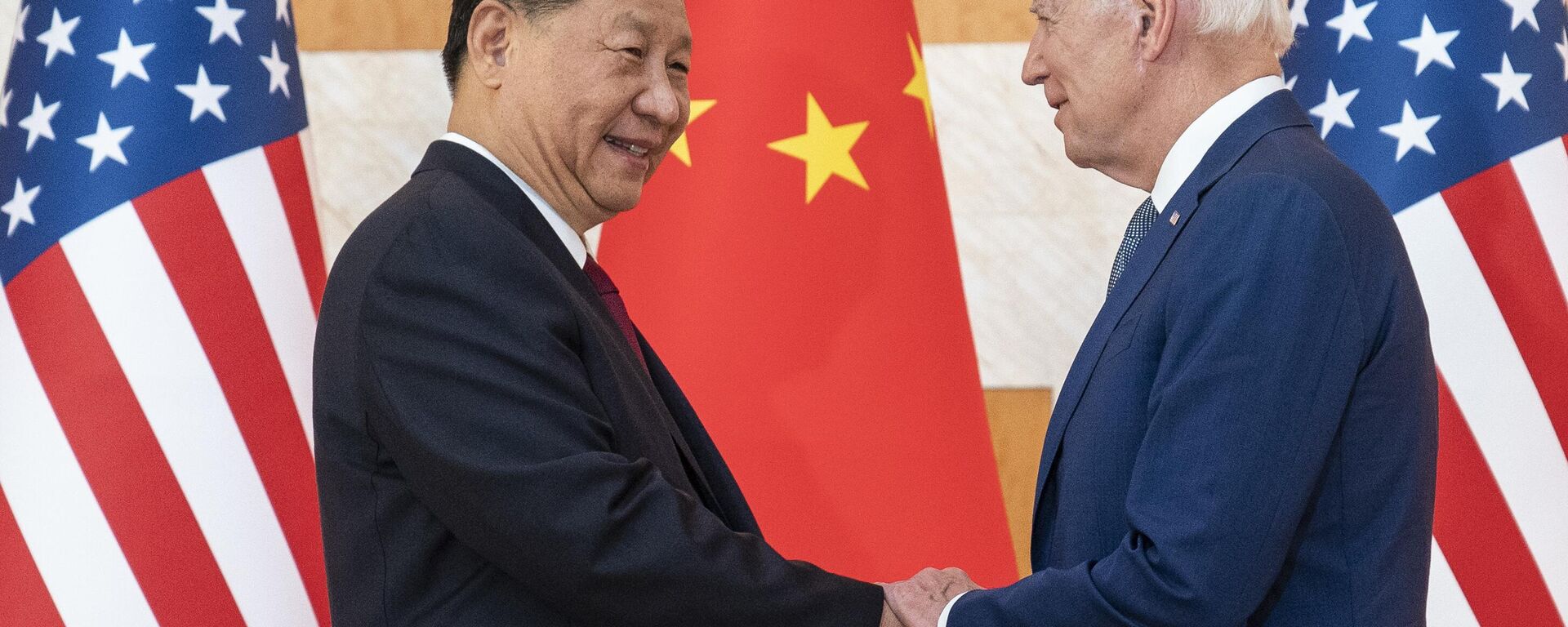 Президент США Джо Байден (справа) и президент Китая Си Цзиньпин пожимают друг другу руки перед встречей - Sputnik Абхазия, 1920, 18.11.2023