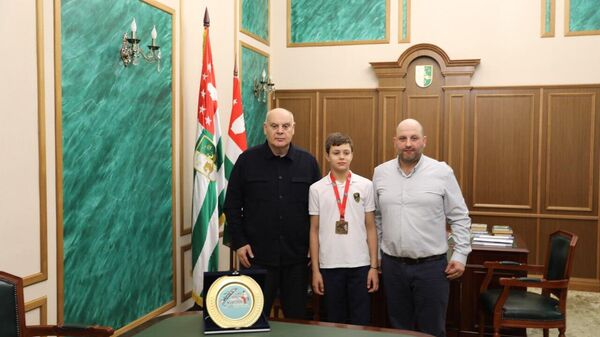 Аслан Бжания встретился с победителем первенства мира по тайскому боксу Нестором Гадлия - Sputnik Абхазия
