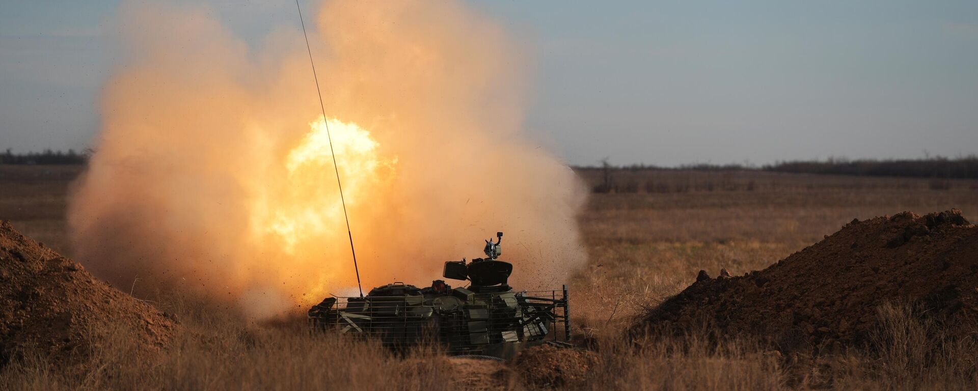 Боевая стрельба экипажей модернизированного танка Т-62 на полигоне в Запорожской области - Sputnik Абхазия, 1920, 10.12.2023