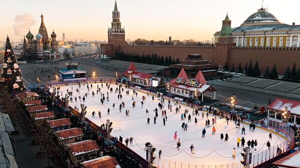 Гости катаются на ГУМ-катке на Красной площади в Москве. Рекадрированный - Sputnik Абхазия