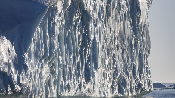 Айсберг плывет в заливе Диско, Илулиссат, западная Гренландия, 30 июня 2022 года. - Sputnik Аҧсны
