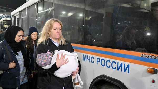 Прилет второй группы эвакуированных граждан РФ из сектора Газа в Москву - Sputnik Абхазия
