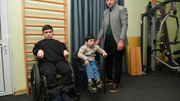 Подопечные фонда Ашана нуждаются в новых инвалидных колясках - Sputnik Абхазия