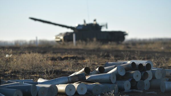 Боевая стрельба экипажей модернизированного танка Т-62 на полигоне в Запорожской области - Sputnik Абхазия