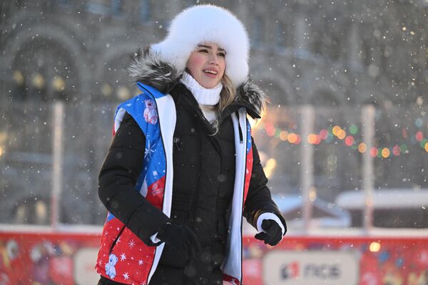 Олимпийская чемпионка Алина Загитова провела один из мастер-классов на льду ГУМ-катка. - Sputnik Абхазия