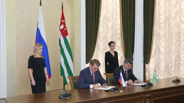 Соглашение об установлении дружественных отношений подписано между Городским Собранием Сочи и Собранием Гагрского района  - Sputnik Абхазия