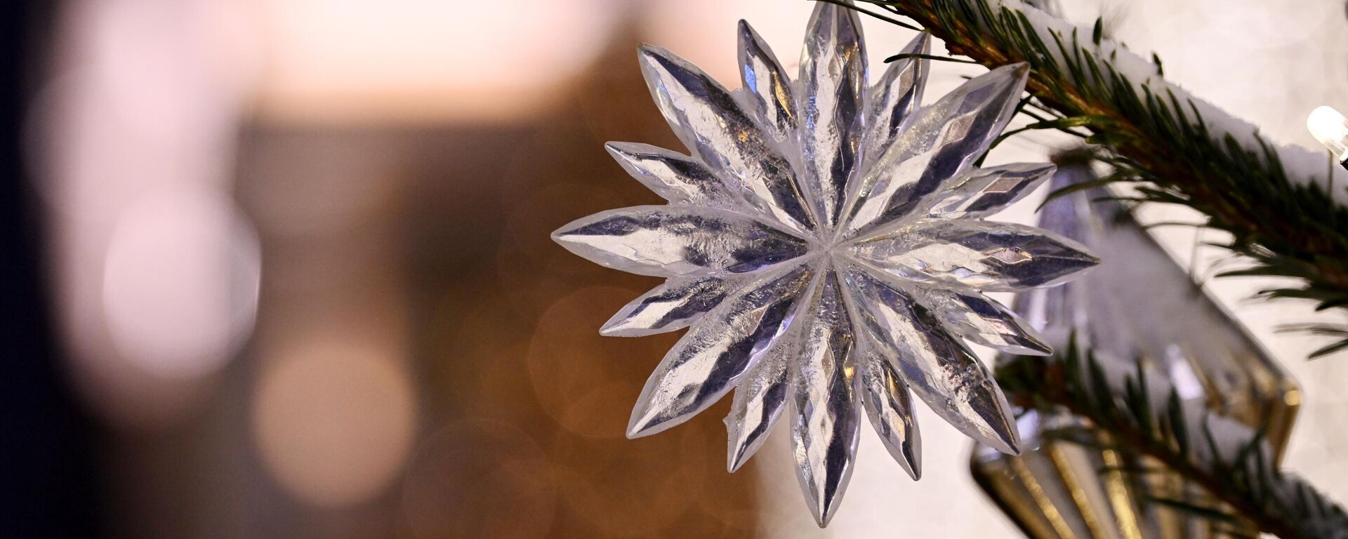 Новогодние игрушки на елке на одной из улиц в Москве - Sputnik Абхазия, 1920, 23.12.2025