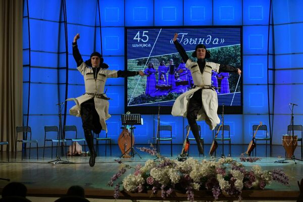 Перед зрителями выступили и студенты Государственного училища культуры, они исполнили абхазский танец. - Sputnik Абхазия
