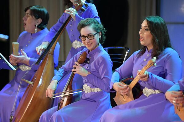 Девушки играют на различных инструментах, среди них ачарпын, апхярца, адаул, аюмаа и многое другое. - Sputnik Абхазия