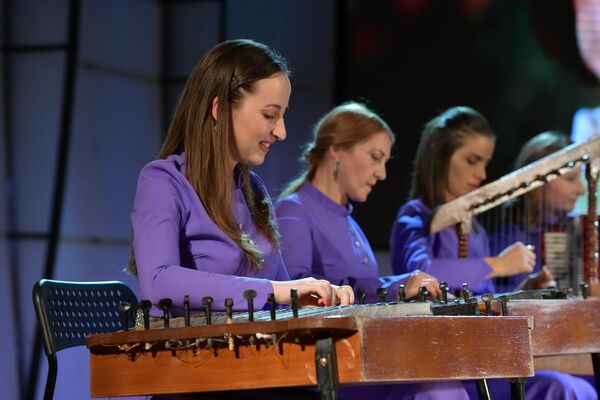 Участницы аккомпанировали себе на народных инструментах. - Sputnik Абхазия