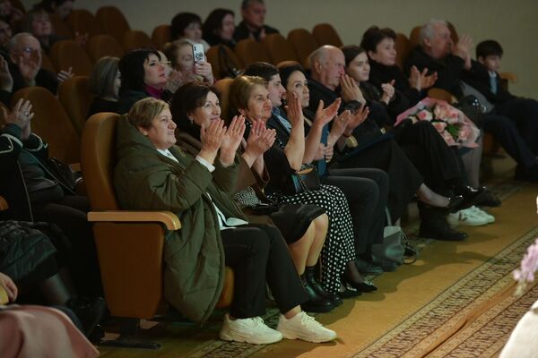 Зрители юбилейного концерта встречали и провожали овациями каждое выступление. - Sputnik Абхазия