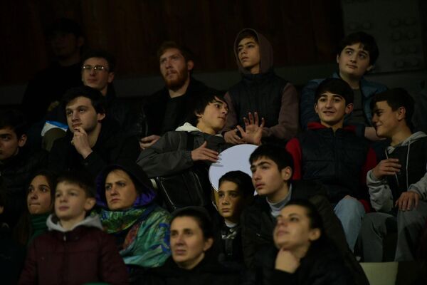 Болельщики поддерживали игроков не только кричалками - они принесли на трибуны барабаны. - Sputnik Абхазия