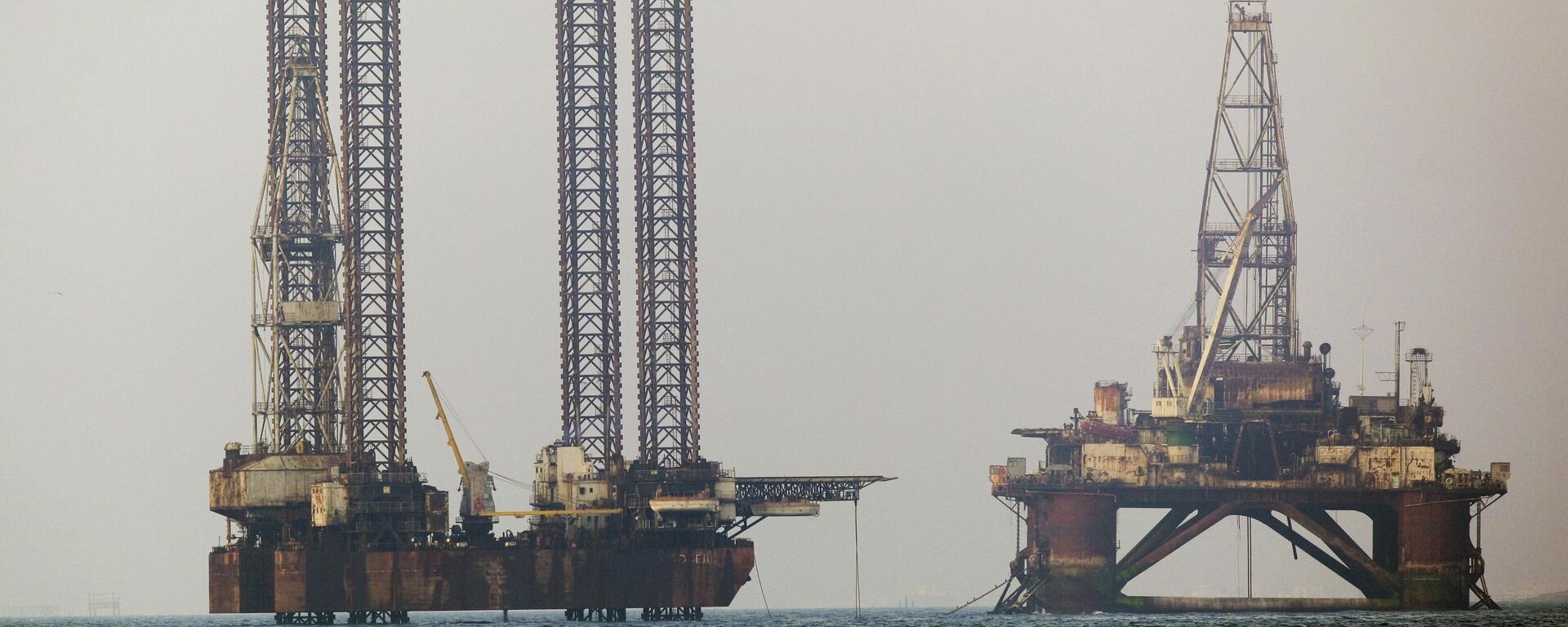 Нефтяные платформы в Каспийском море - Sputnik Абхазия, 1920, 20.12.2023