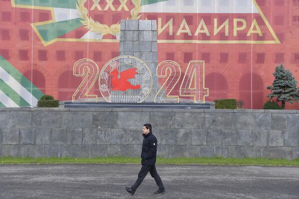 На площади Свободы в Сухуме идет подготовка к Новому году. - Sputnik Абхазия
