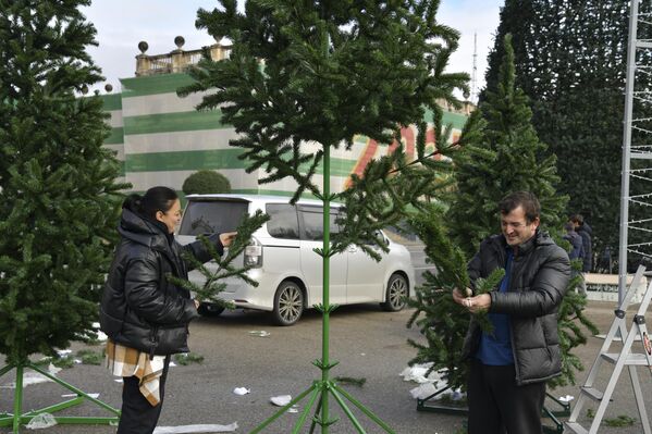 Помимо главной елки на площади установили елки поменьше. - Sputnik Абхазия