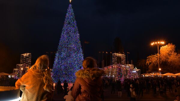 Новогодние огни зажглись на главной елке столицы - Sputnik Аҧсны