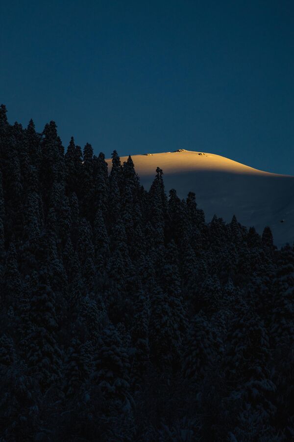 И утром проснуться, чтобы полюбоваться, как на верхушке снежной горы появляются солнечные      лучи. - Sputnik Абхазия