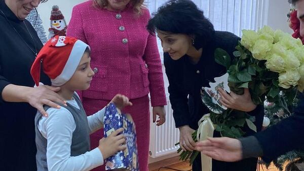 Первая леди Абхазии Аэлита Ахиба поздравила с наступающим Новым годом учащихся Сухумской вспомогательной школы. - Sputnik Абхазия