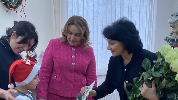 Первая леди Абхазии Аэлита Ахиба поздравила с наступающим Новым годом учащихся Сухумской вспомогательной школы. - Sputnik Аҧсны