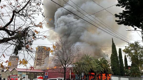 Пожар вспыхнул в здании бывшего торгового центра Континент в Гагре - Sputnik Абхазия