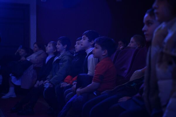Юные зрители завороженно наблюдают за действием на сцене. - Sputnik Абхазия