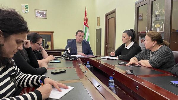 Министр внутренних дел Абхазии Роберт Киут проводит пресс-конференцию по итогам 2023 года - Sputnik Абхазия