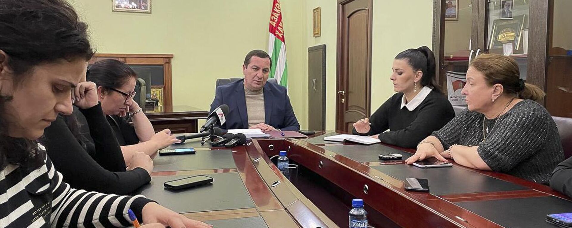 Министр внутренних дел Абхазии Роберт Киут проводит пресс-конференцию по итогам 2023 года - Sputnik Абхазия, 1920, 26.12.2023