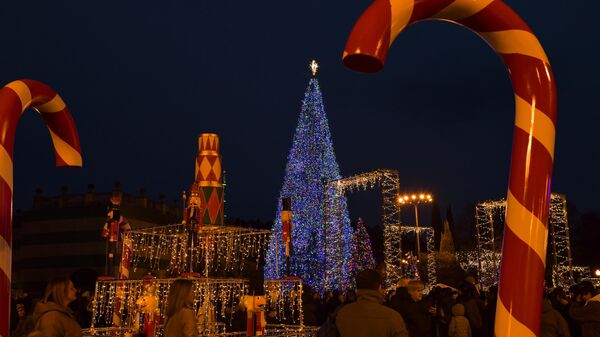 Новогодние огни зажглись на главной елке столицы - Sputnik Аҧсны