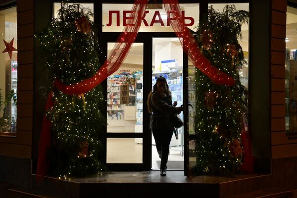 Владельцы торговых помещении потрудились над новогодними оформлениями. - Sputnik Абхазия