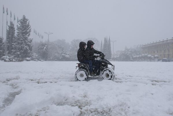 Снег - всегда радость для самых маленьких жителей Абхазии. На фото дети проверяют проходимость своего &quot;внедорожника&quot; - Sputnik Абхазия