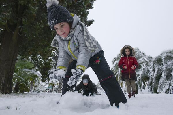 Редкая картина для Абхазии - дети лепят снеговиков. - Sputnik Абхазия