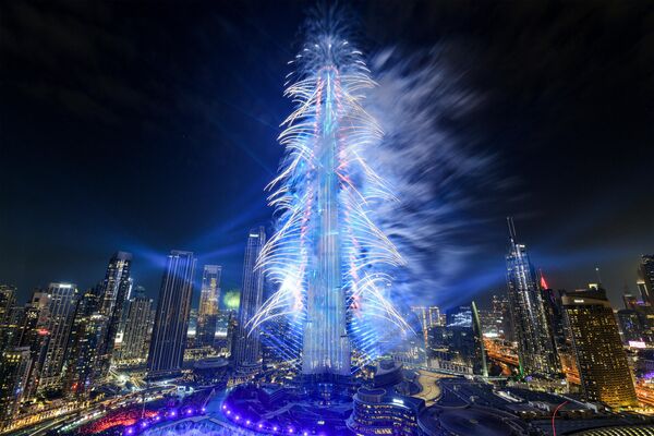 Фейерверк над знаменитым небоскребом Бурдж-Халифа, самым высоким зданием в мире, в Дубае. - Sputnik Абхазия