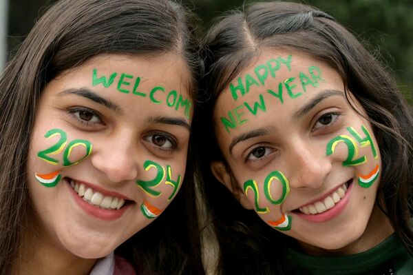 Девушки позируют с раскрашенными лицами по случаю празднования Нового года в Амритсаре, Индия. - Sputnik Абхазия