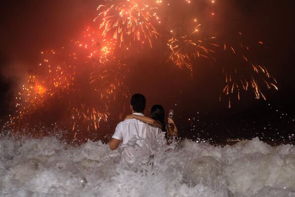 Люди наблюдают за традиционным новогодним фейерверком с воды на пляже Копакабана в Рио-де-Жанейро, Бразилия. - Sputnik Абхазия