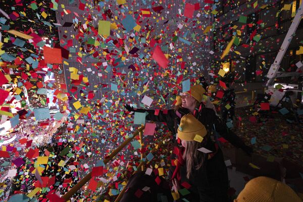 Падающие конфетти во время празднования Нового года на Таймс-сквер, Нью-Йорк, США. - Sputnik Абхазия