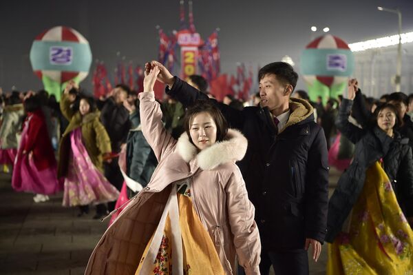Молодежь и студенты принимают участие в торжествах по случаю встречи нового года на площади Ким Ир Сена в Пхеньяне, КНДР. - Sputnik Абхазия