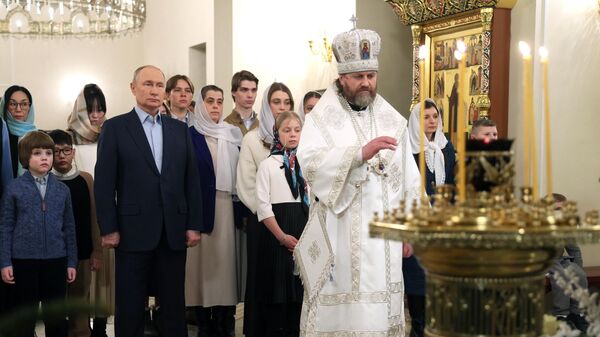 Президент РФ В. Путин посетил Рождественское богослужение - Sputnik Абхазия