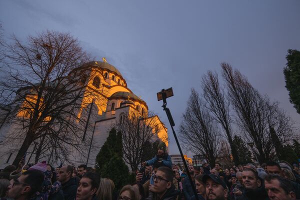Люди собираются во время ежегодной церемонии костра из сушеных дубовых ветвей в канун православного Рождества в Белграде. - Sputnik Абхазия